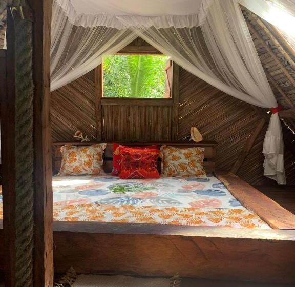 بانگلوی استاندارد, La Buvette