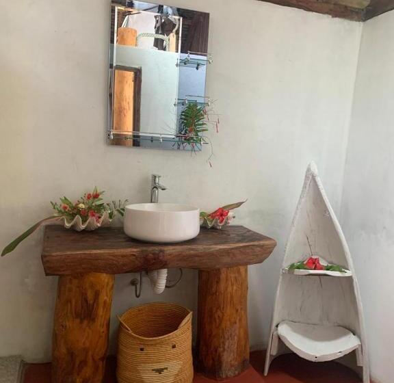 بانگلوی استاندارد, La Buvette