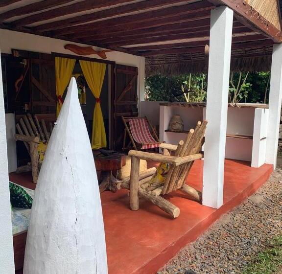 بانگلوی استاندارد, La Buvette