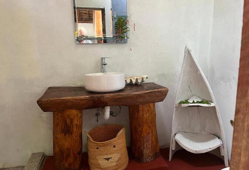 بانگلوی استاندارد, La Buvette