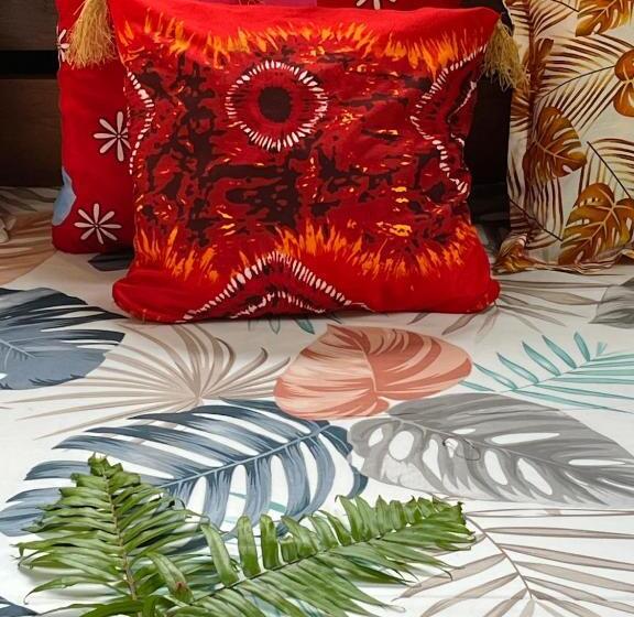 بانگلوی استاندارد, La Buvette