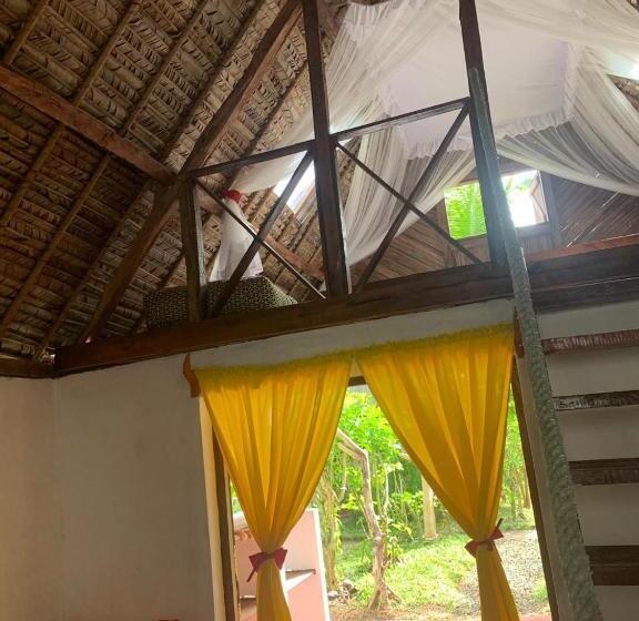 بانگلوی سوپریور, La Buvette