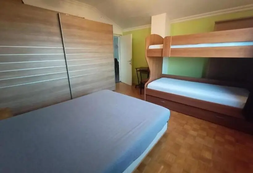 اتاق خانوادگی با سرویس بهداشتی مشترک, Private Room In The Apartment