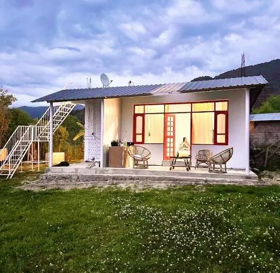 バルコニー付きスタンダードルーム, Earth Homes Bir