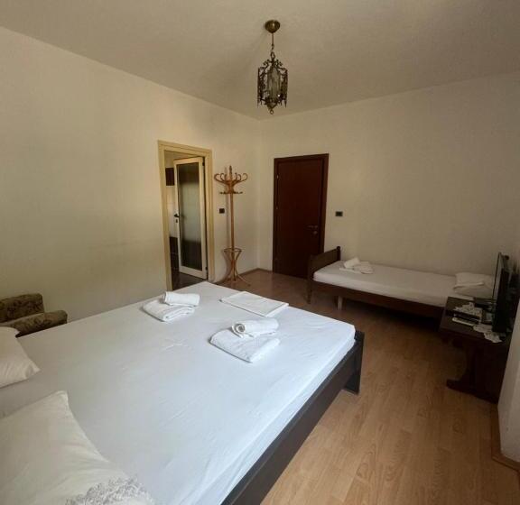 غرفة أساسية ثلاثية, Guest House Sofa