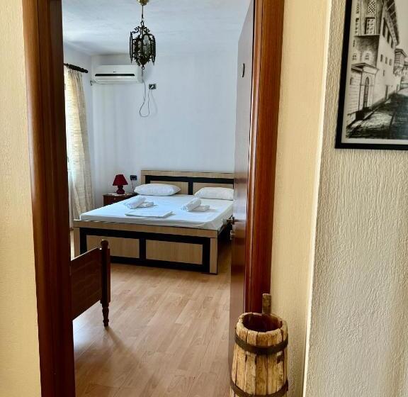 غرفة أساسية ثلاثية, Guest House Sofa