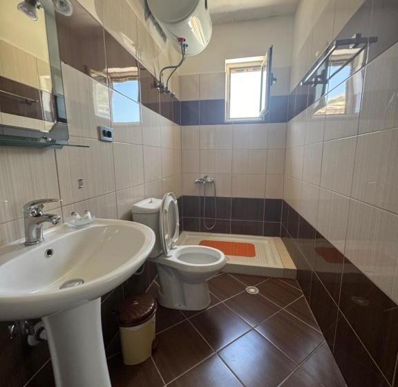 غرفة قياسية ثلاثية, Guest House Sofa