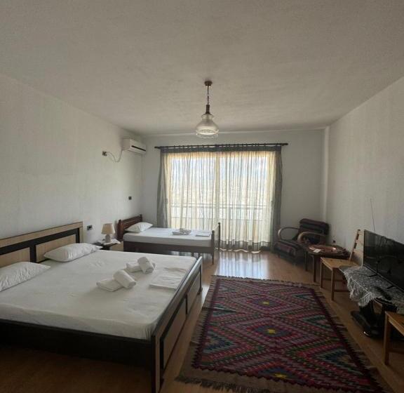 غرفة قياسية ثلاثية, Guest House Sofa