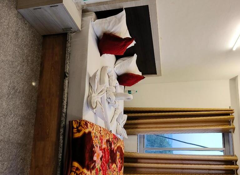 غرفة قياسية مزوَّدة بشُرفة, Bainada Vilas