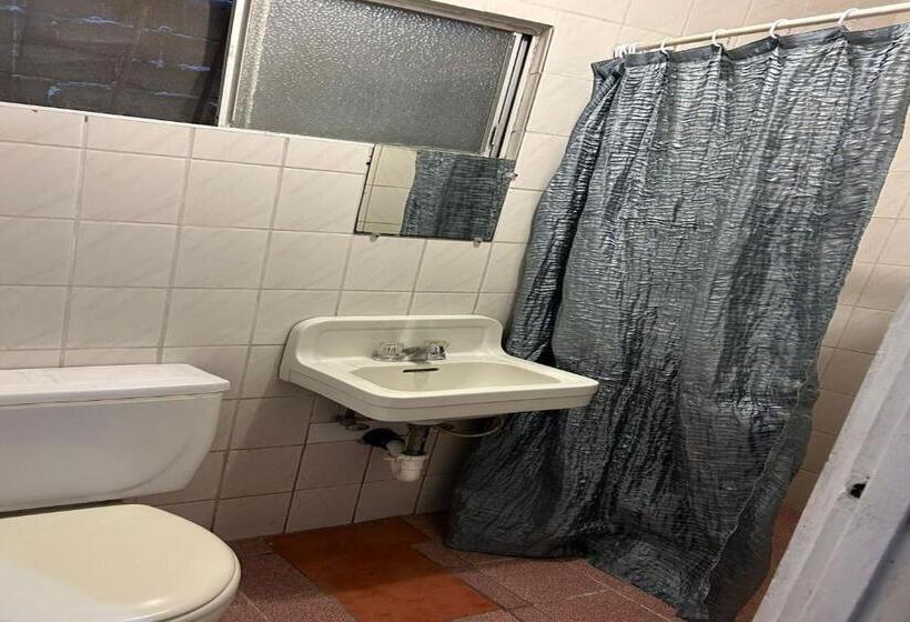 Номер Стандарт Трехместный, Oyo Hotel Linda