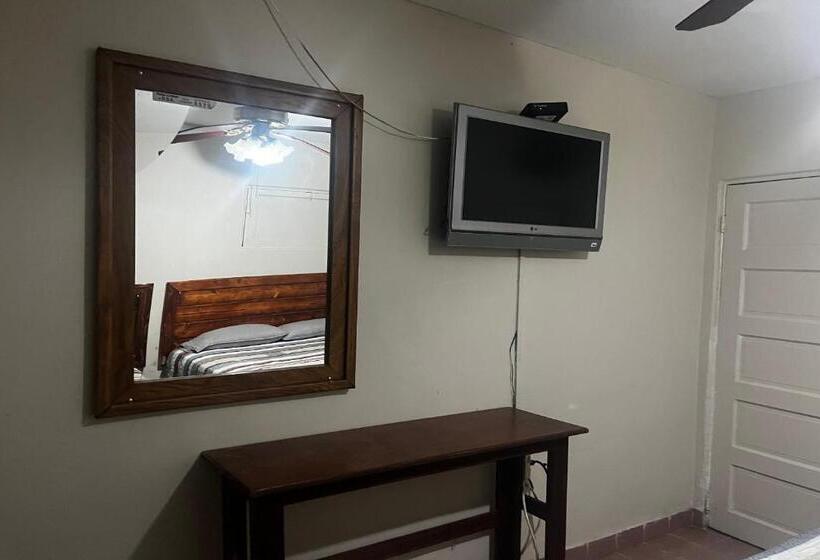 Номер Стандарт Трехместный, Oyo Hotel Linda