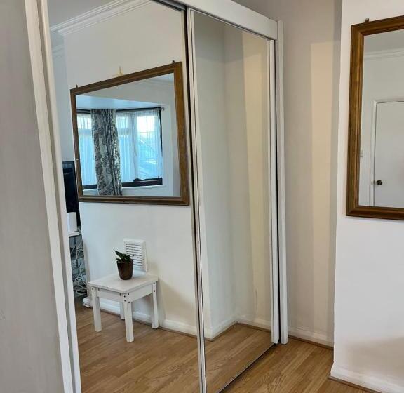 带大床的标准间, Superb Guest House Close To London 02