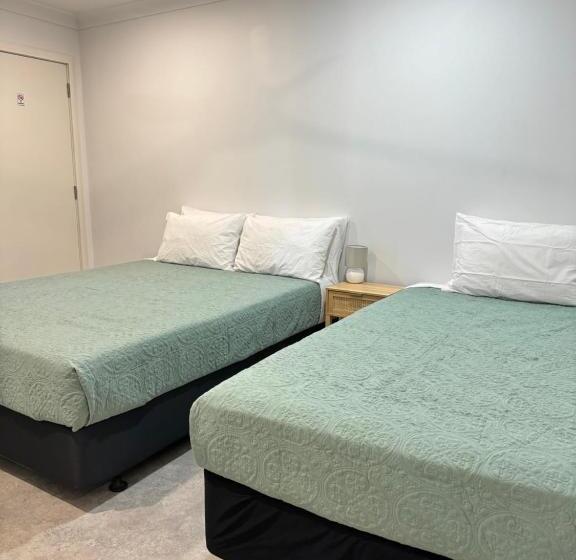 Номер Стандарт, Red Emu Motel