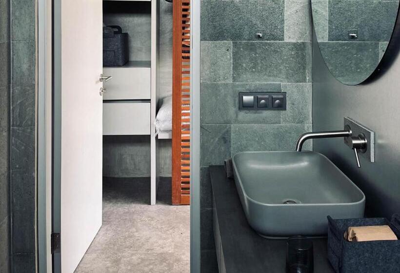 דירת חדר, Unit Space Village