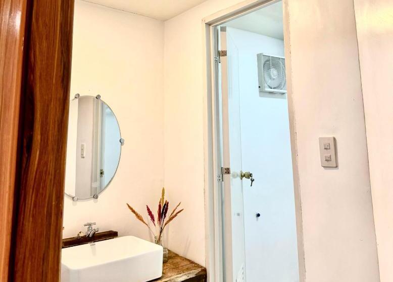 Perhehuone, Mayad El Nido Hostel