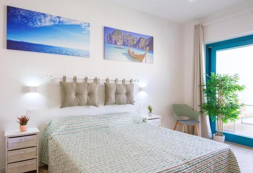 נוף לבריכה, Eos Affittacamere