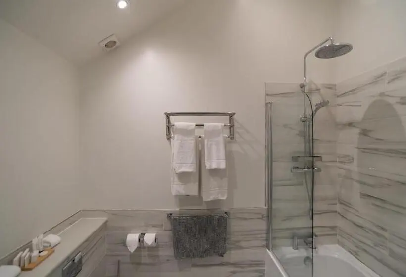 1ベッドルームハウス, King Deluxe Ensuite With Shower Bath And Courtyard View Fawcett