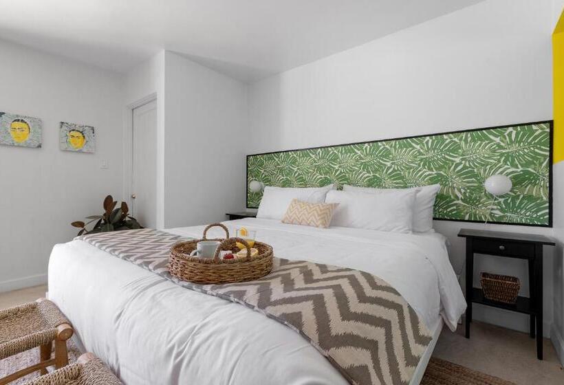 ویلای 1 خوابه, Famous Landscape Architects Poolside Oasis