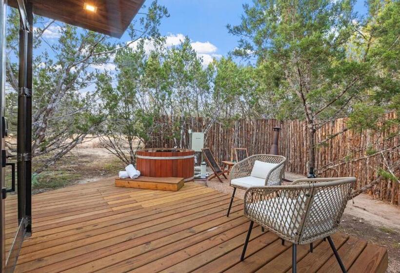 스탠다드 스튜디오, Juniper Haus