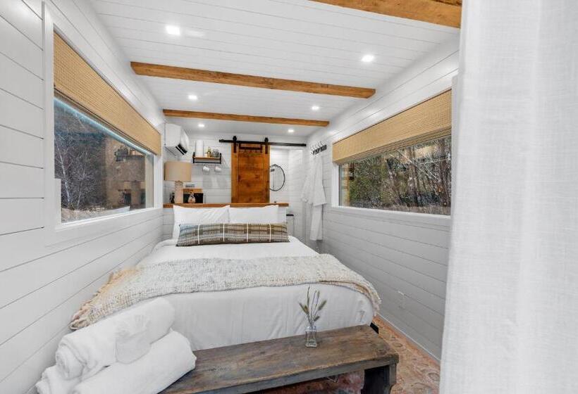 스탠다드 스튜디오, Juniper Haus