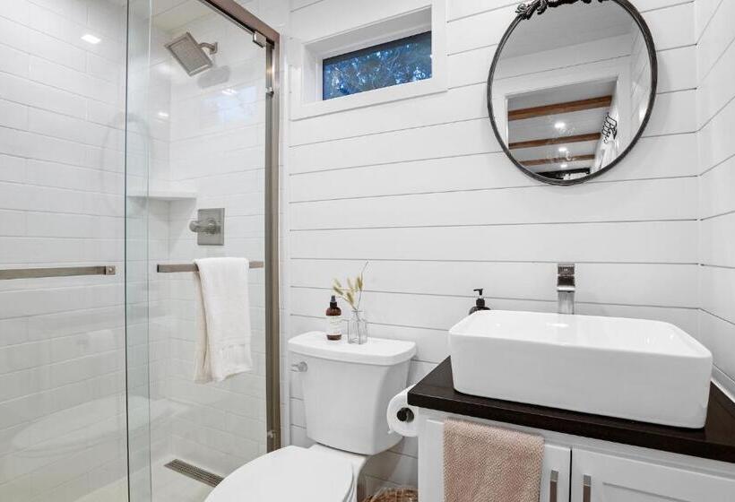 스탠다드 스튜디오, Juniper Haus