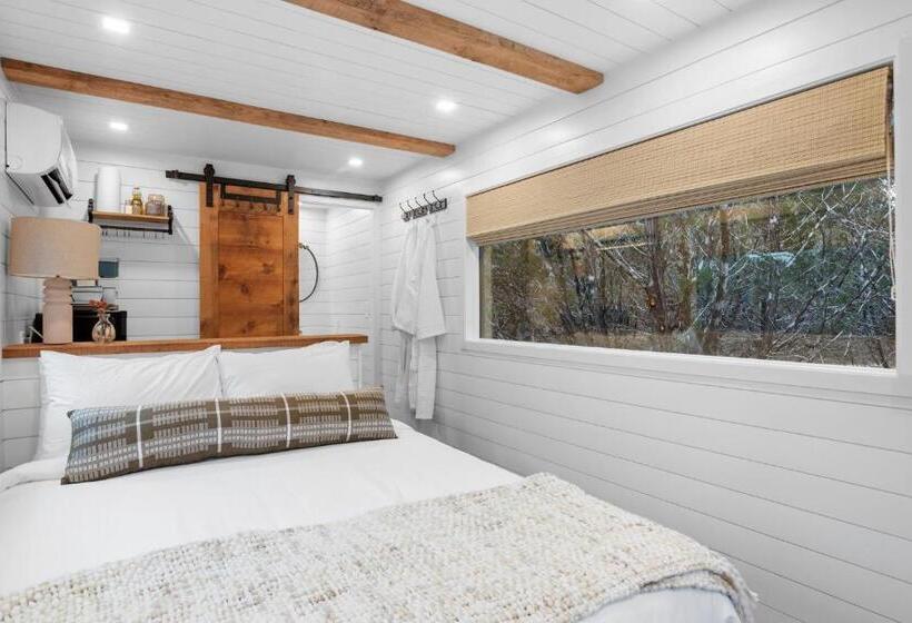 스탠다드 스튜디오, Juniper Haus