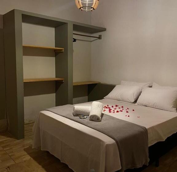 جناح مزوَّد بشرفة, The Jungle, Village & Beach