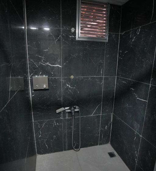 اتاق خانوادگی, Amazon Suit Otel