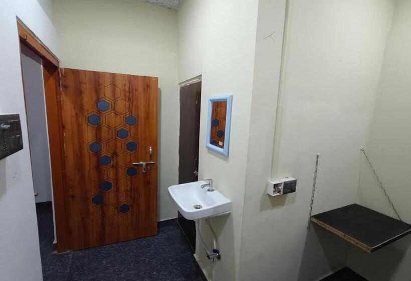 اتاق استاندارد یک نفره, Shivalaya Lodge