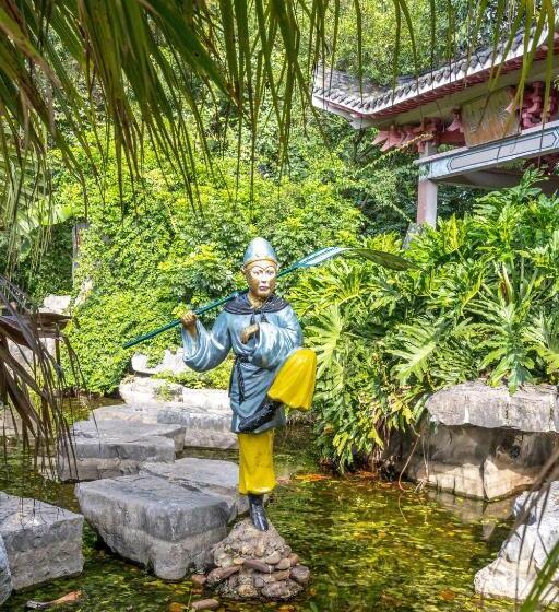 Трехместный Номер Стандарт с Балконом, Guilin Peach Blossom Bay