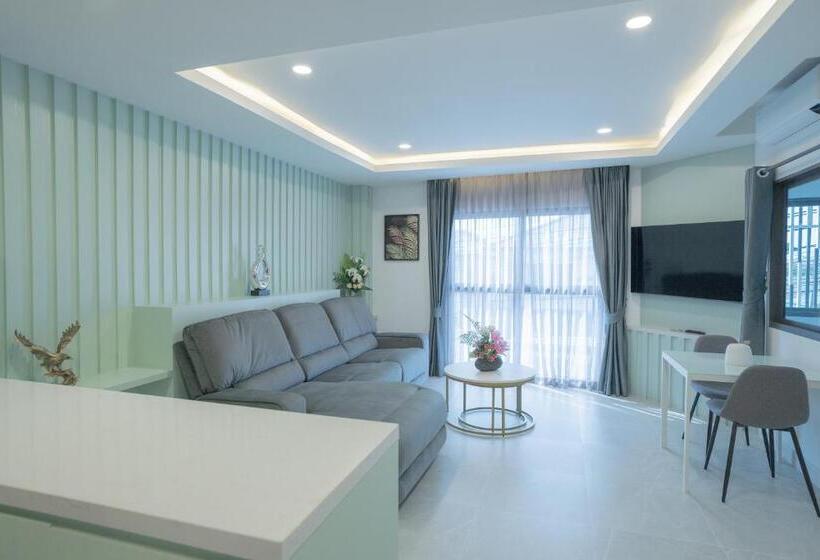 سوییت, Three One East