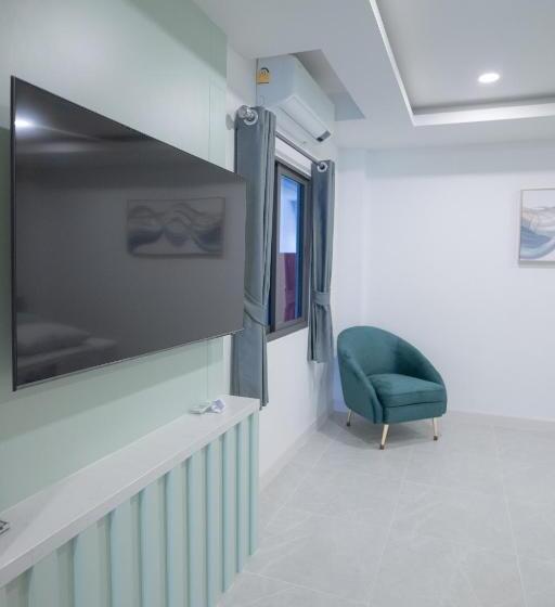 سوییت, Three One East