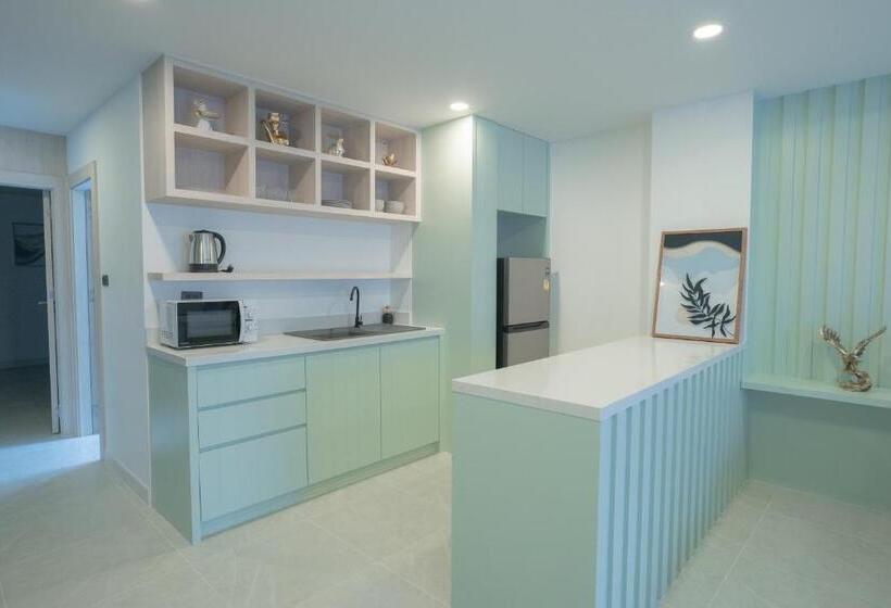 سوییت, Three One East