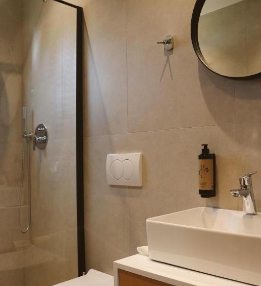 Трехместный Номер Стандарт с Балконом, Noima Hotel & Suites