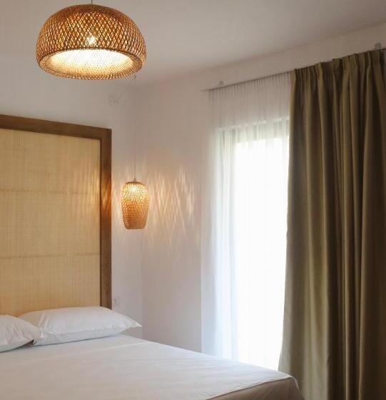 Трехместный Номер Стандарт с Балконом, Noima Hotel & Suites