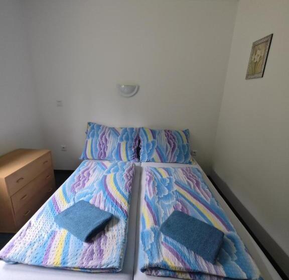 标准间, Bouda Jestřábí