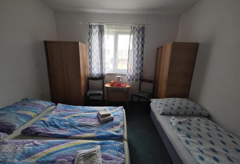 四人标准间, Bouda Jestřábí