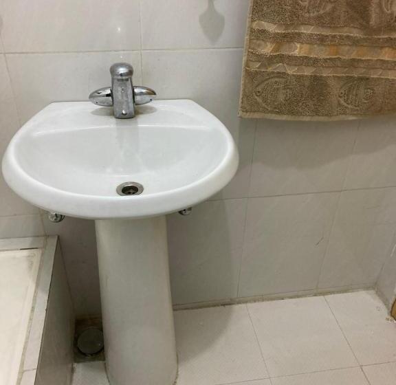 اتاق لوکس, Home Away From Home