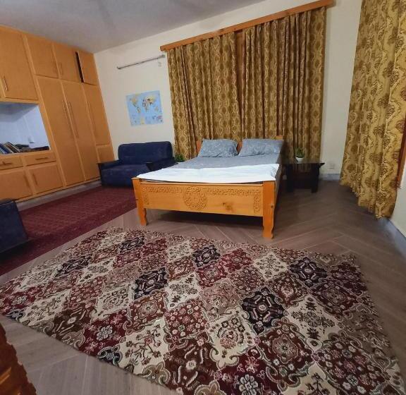 اتاق لوکس, Home Away From Home