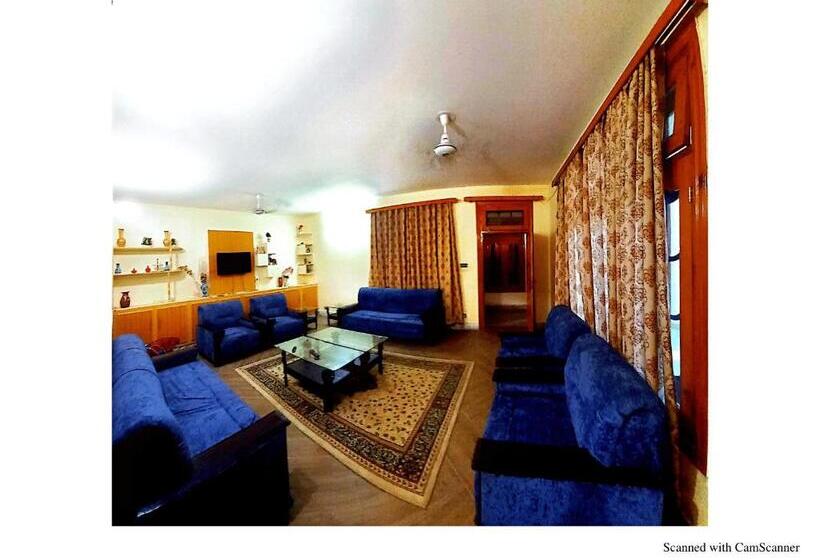 اتاق لوکس, Home Away From Home