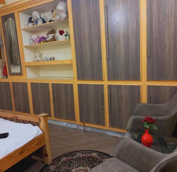 اتاق استاندارد یک نفره, Home Away From Home