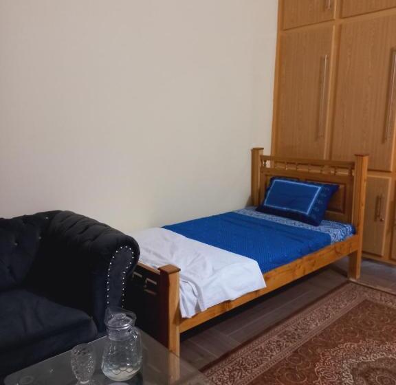 اتاق استاندارد یک نفره, Home Away From Home