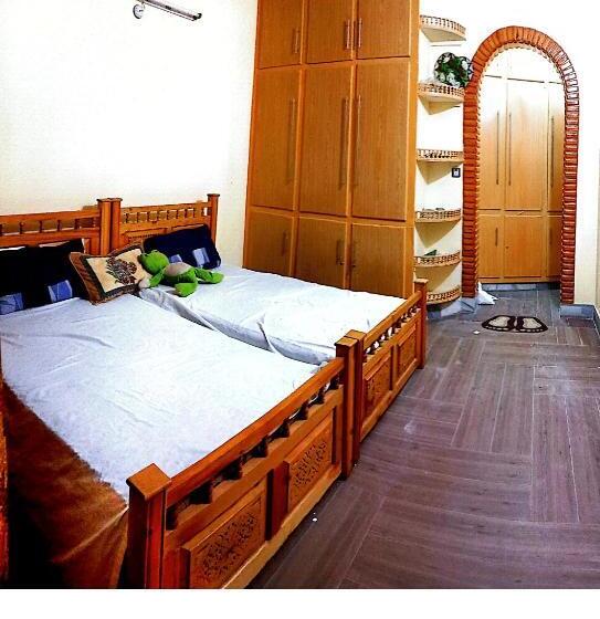 اتاق استاندارد یک نفره, Home Away From Home