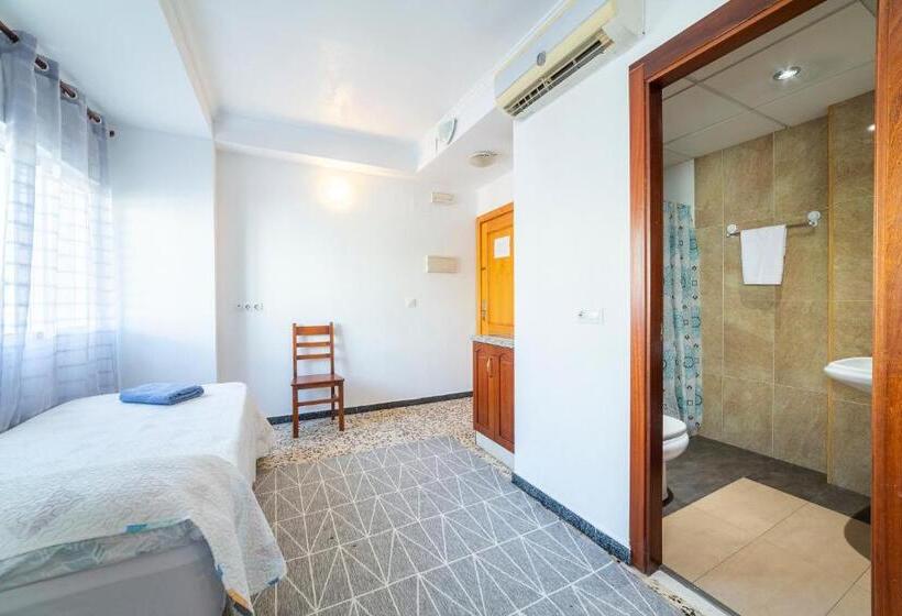 标准三人间, Hostal Moya