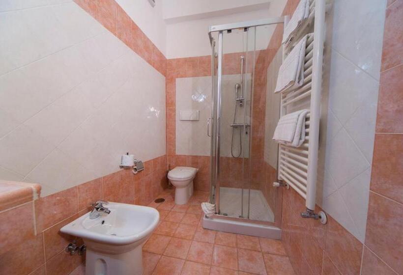 اتاق استاندارد سه نفره, Castello Torre In Pietra