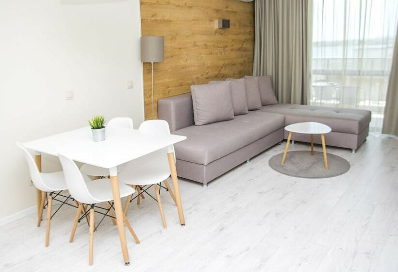 דירת חדר, St. Panteleimon Beach