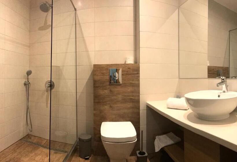 חדר אקונומי, St. Panteleimon Beach