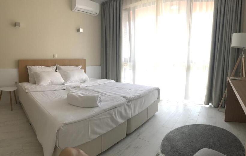 חדר אקונומי, St. Panteleimon Beach