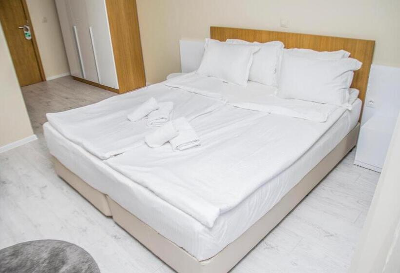 חדר אקונומי, St. Panteleimon Beach