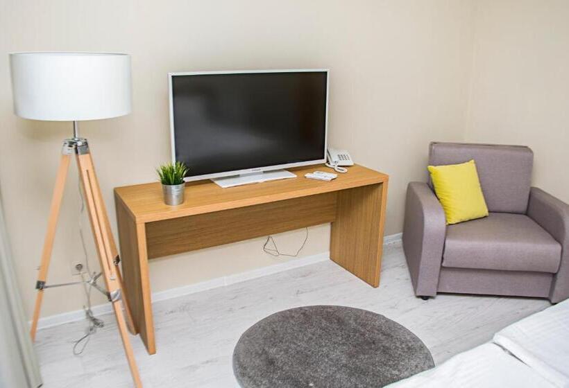 חדר אקונומי, St. Panteleimon Beach